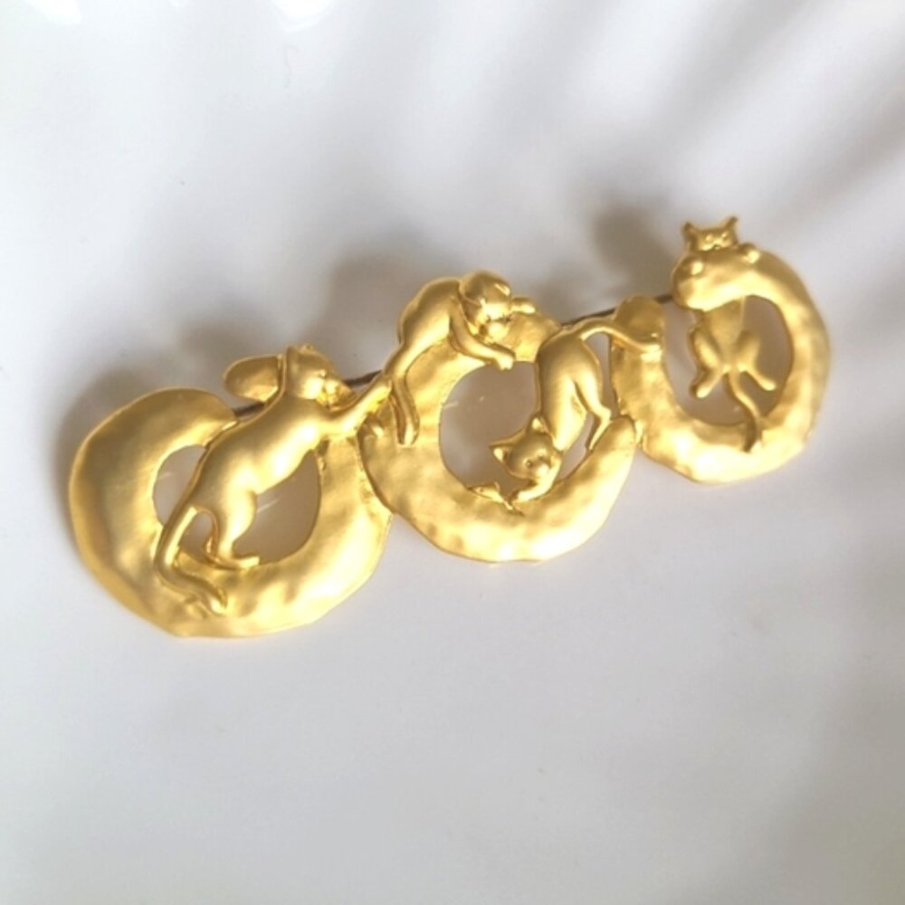 Vintage JJ Gold Matte Playful Cats Circle Brooch Pin Cat Jewelry Accessories